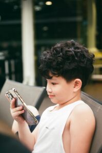 kindje met mobiel