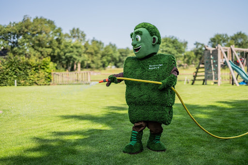 groen mannetje aan het sproeien