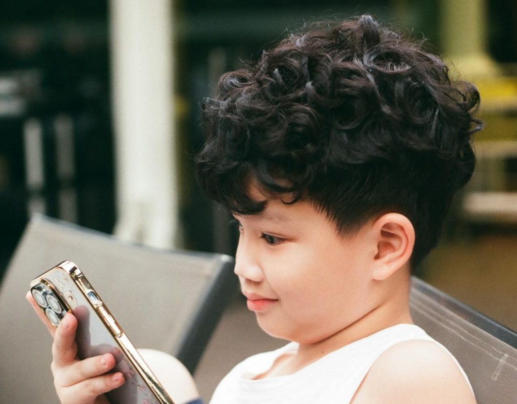 kindje met mobiel